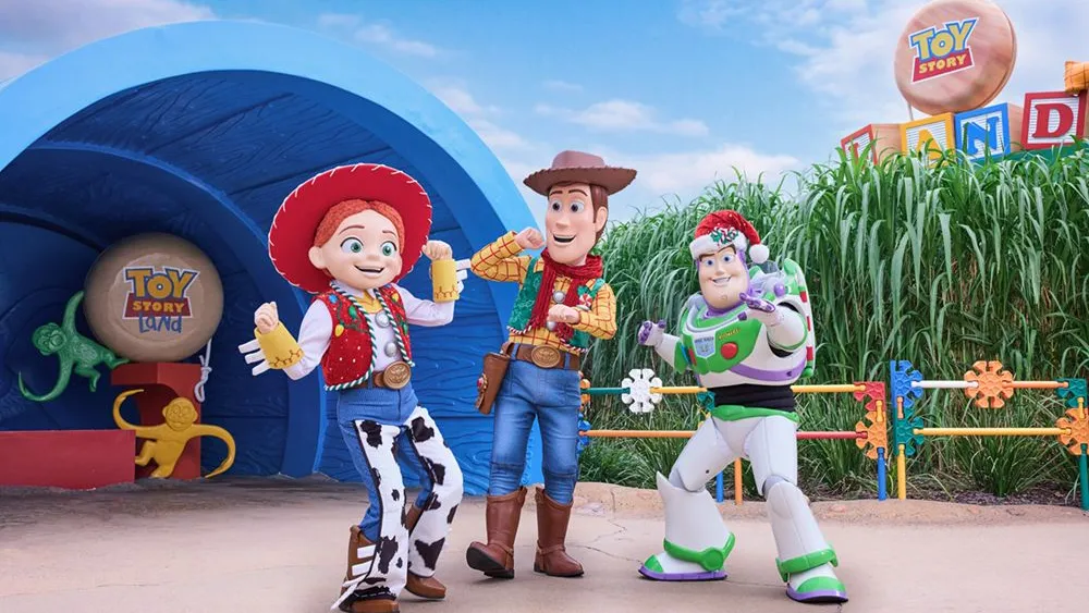 胡迪、巴斯光年與翠絲將首次以全新聖誕造型迎接到訪的玩具朋友