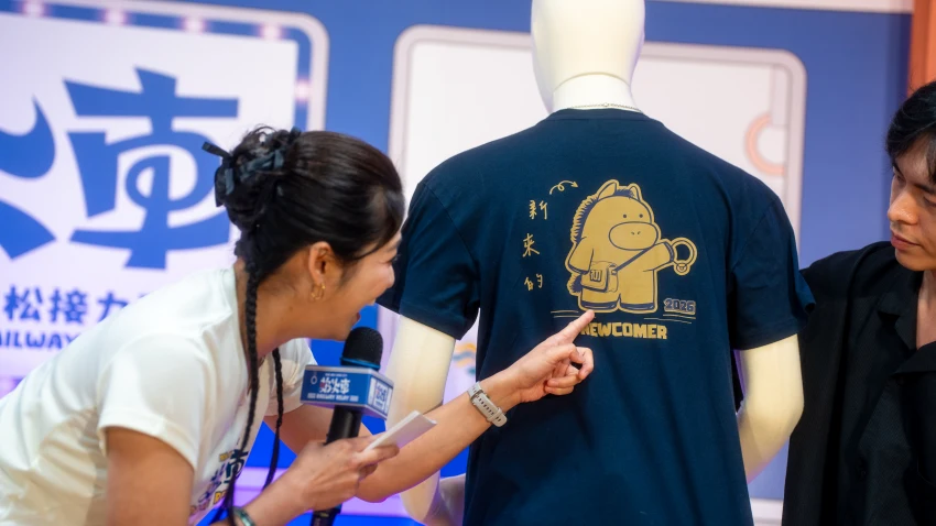 今年新生追友有機會獲限量『新來的』潮流造型棉T