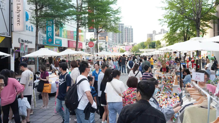 府中市集每週六、日13時至22時登場，集結多元主題攤位與創意品牌！