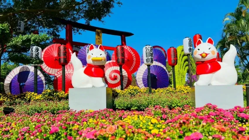 菊開祈願．台日友好 笠間菊花節展區，展出日式和傘及獻燈，兩隻狐狸雕像，帶大家來場日本小旅行