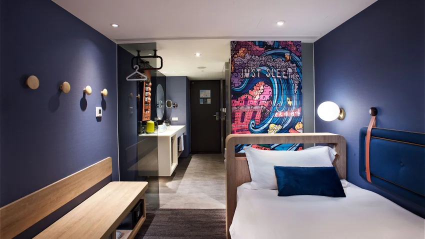 入住捷絲旅台北西門館,暢遊西門町盡情購物嚐小吃,尋訪紅樓與電影街等經典景點;聖誕或跨年夜晚,搭上捷運輕鬆直達新北耶誕城與台北最HIGH新年城。