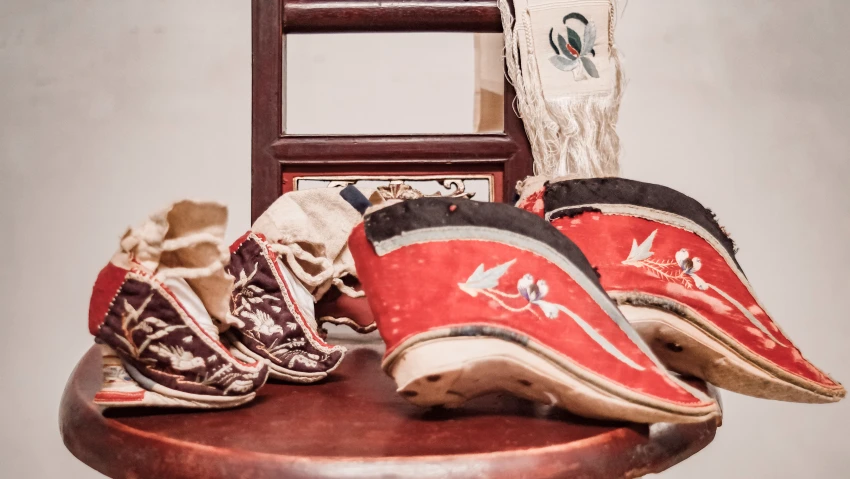 三寸金蓮文物館僅將十分之一的收藏展列，其他則以無氧保存法收藏