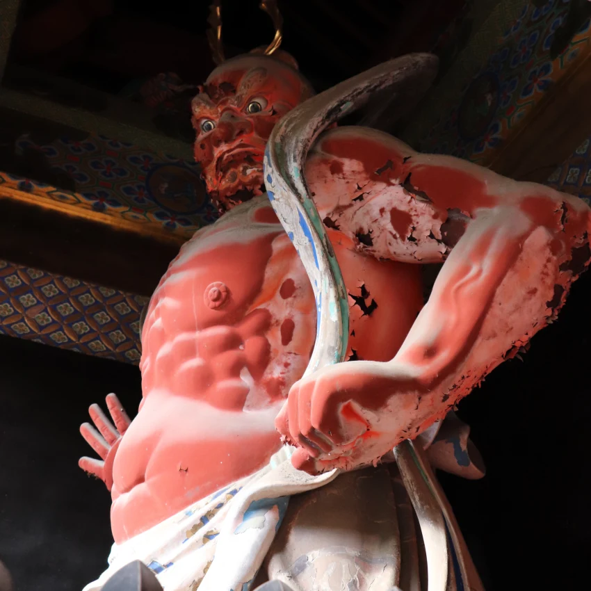 右側閉口的仁王為「吽形」，象徵萬物的終結