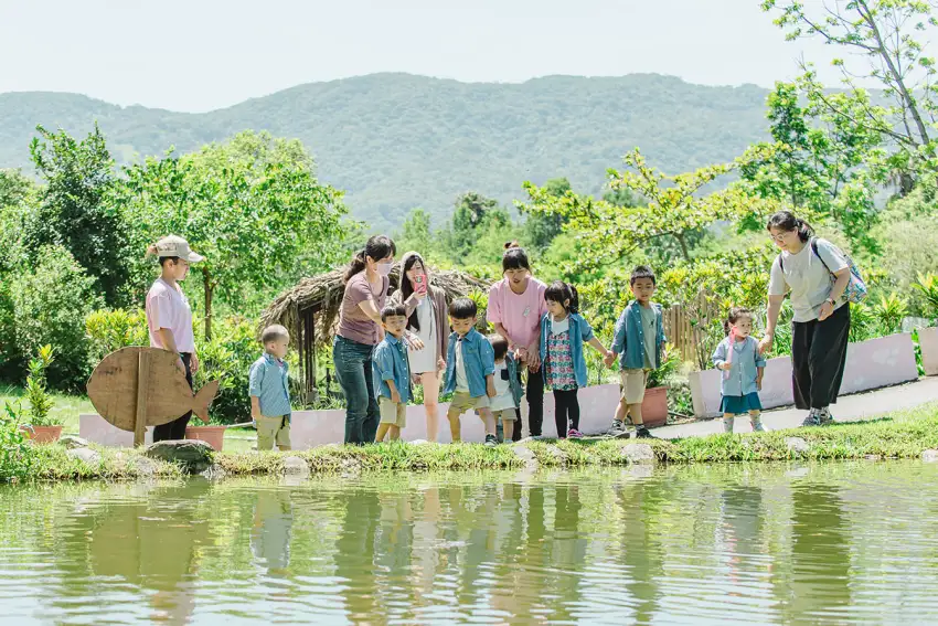 「樂遊假期」專案內含主題遊程、生態竹筏、釣魚體驗等豐富行程，寓教於樂，是親子家庭最受歡迎的方案。