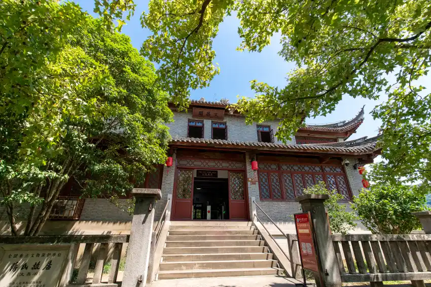 文昌閣是蔣中正和宋美齡聯姻後回溪口時的私人別墅和藏書樓