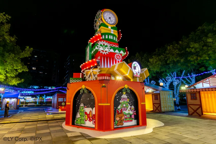 「魔幻時鐘塔」矗立在站前廣場中間，成為最吸睛的焦點裝置。