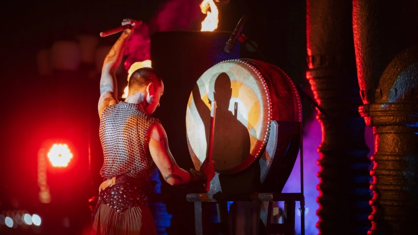 Sala Lakorn 以當代泰式表演開場，結合肢體、光影與音樂，展現曼谷河畔最具張力的文化魅力。