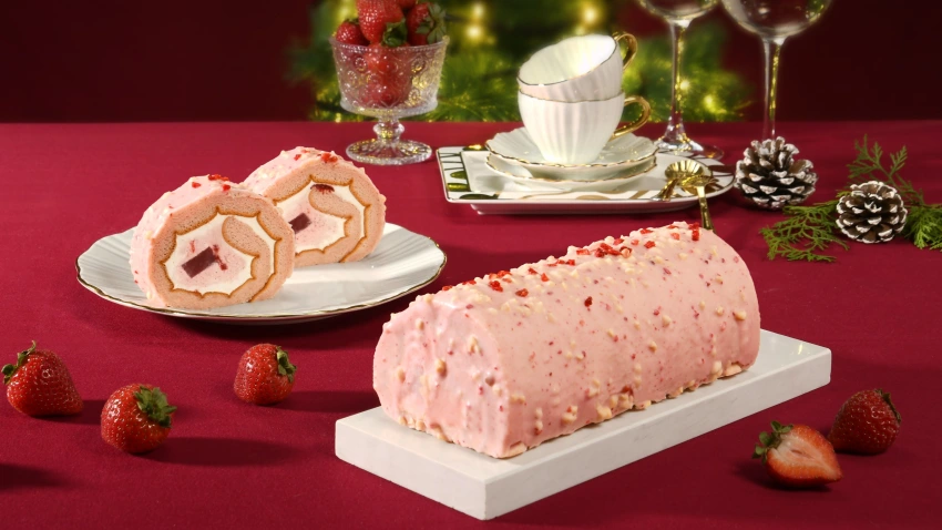 亞尼克草莓脆皮巧克力生乳捲，梔子花泡芙蛋糕體搭配北海道奶霜與草莓果餡奶霜、草莓凍，手工淋上草莓杏仁巧克力粉嫩吸睛，售價699元