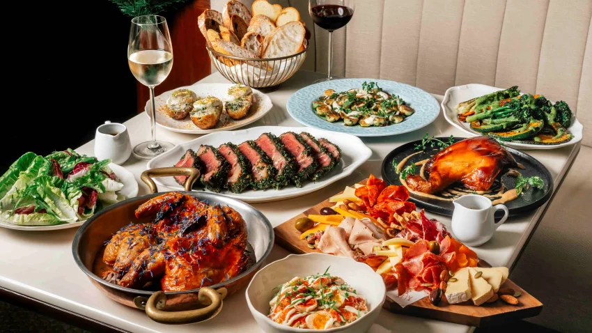 The Standard Grill 在聖誕節推出半自助式節慶晚宴,以烤乳豬、反烤蘋果塔等經典料理為冬日餐桌增添溫度與儀式感。
