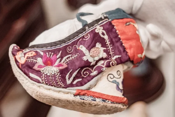 三寸金蓮文物館僅將十分之一的收藏展列，其他則以無氧保存法收藏