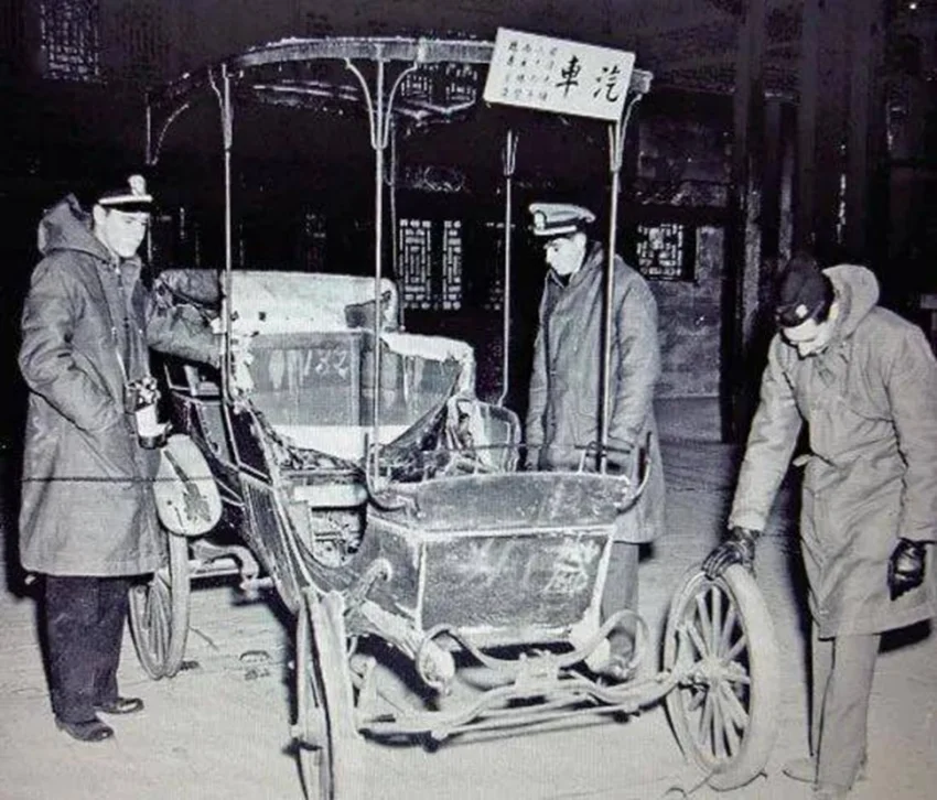 民國34年美軍與慈禧轎車合影