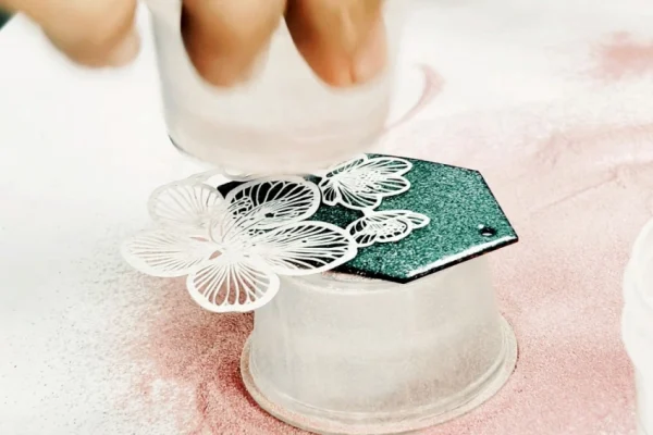 茂林國家風景區管理處委託梓辰文化創造工作團隊職人講師「pin studio別件室」主理人李恆，帶來了「乾篩琺瑯」