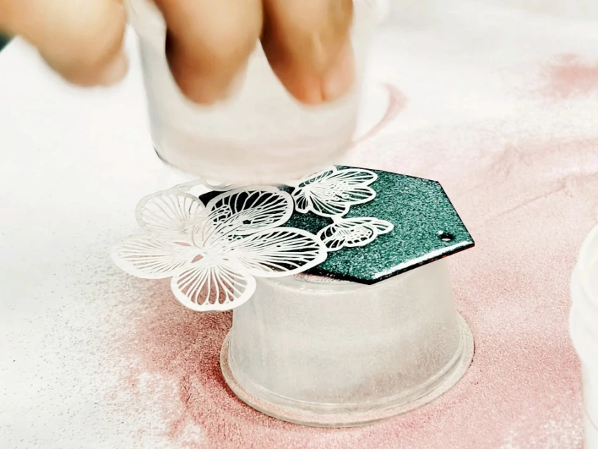 茂林國家風景區管理處委託梓辰文化創造工作團隊職人講師「pin studio別件室」主理人李恆，帶來了「乾篩琺瑯」