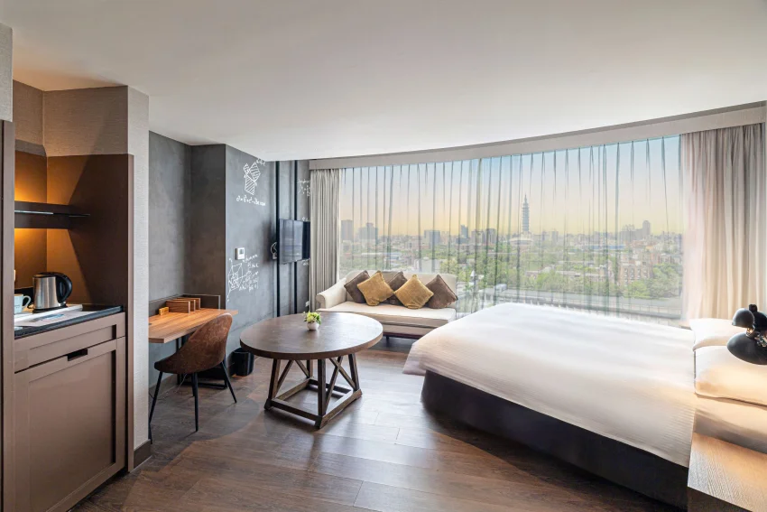 捷絲旅臺大尊賢館位於捷運公館站,客房以學院風格設計,適合喜愛靜謐質感的旅客。美食商圈近在咫尺,為兼具食宿與便捷交通的城市旅宿。