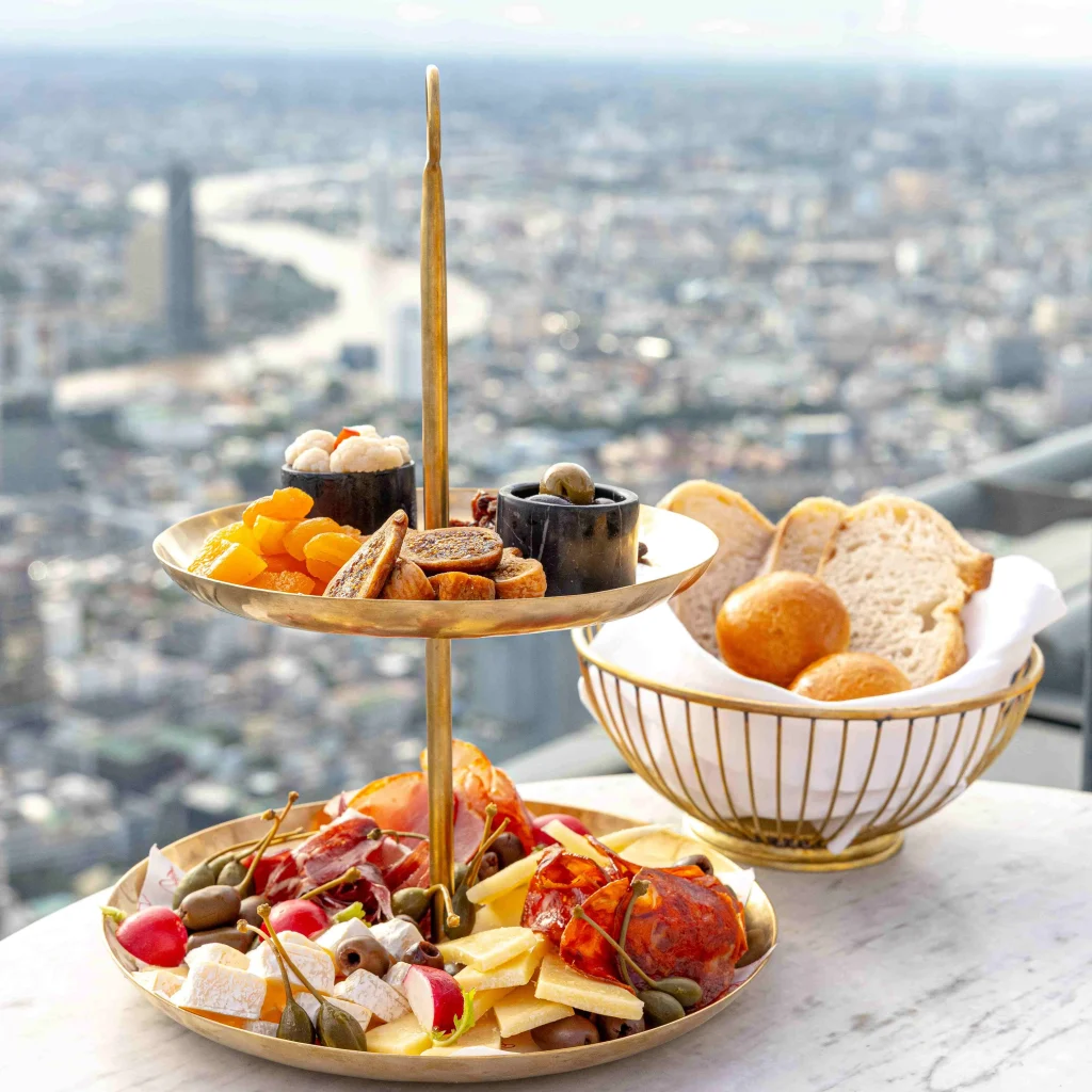 位於76樓的Sky Beach 在節慶期間以頂級海味與城市景致相伴,為旅客打造專屬曼谷的冬日味覺與派對體驗。