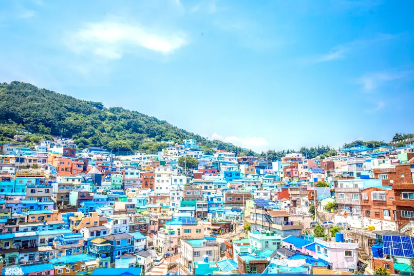 甘川洞文化村以色彩斑斕的房屋聞名，被譽為「韓國的馬丘比丘」