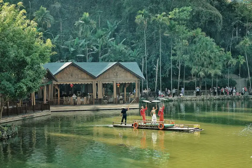 西雙版納原始森林公園內的傣族水上表演