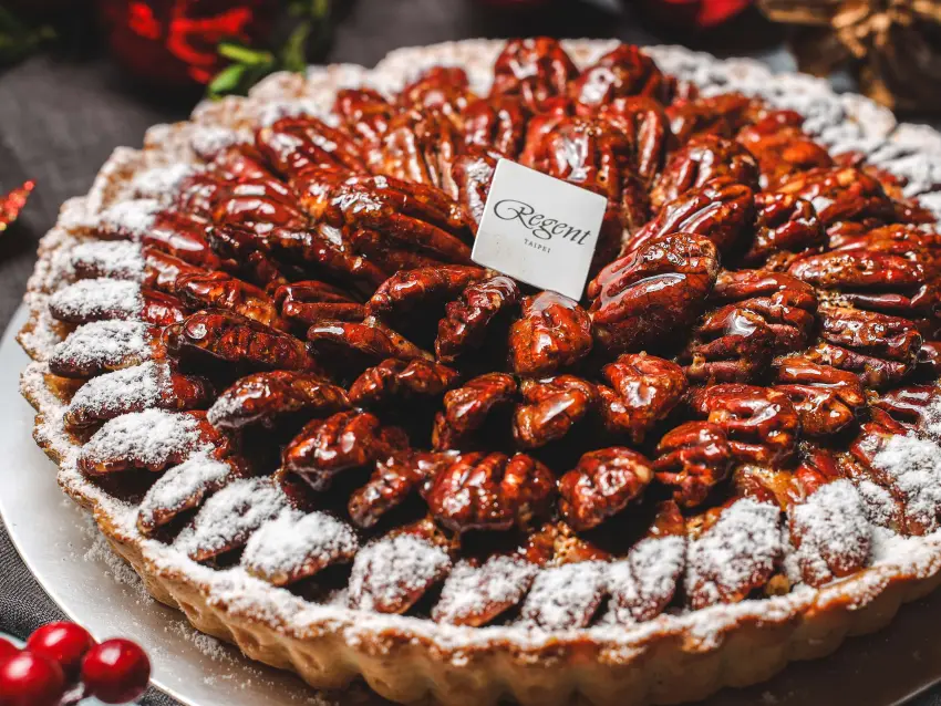  「美式胡桃派」內餡由楓糖餡與萊姆酒、香草精調製而成，最上層鋪滿胡桃烘烤，是口感香氣兼具的節慶甜點，售價980元