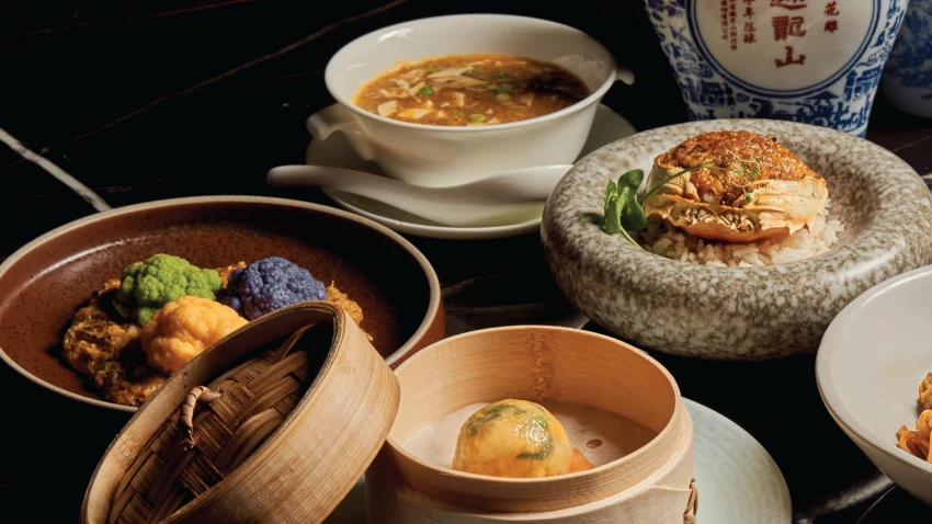 曼谷卅二公館於冬季獻上大閘蟹主題料理,包括蟹粉小籠包、蟹粉獅子頭與金蟹煲飯,以奢華蟹香重新詮釋節慶風味。