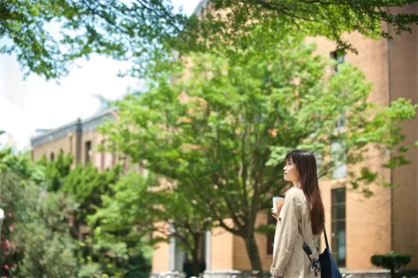 捷絲旅臺大尊賢館緊鄰校園，書香氣息擴散至鄰近商圈，是體驗人文與節日氣氛交織的旅宿首選