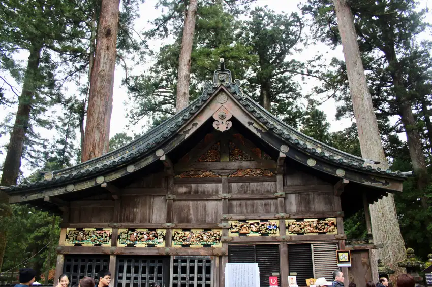 神厩舎是東照宮中唯一採用素木造風格的建築