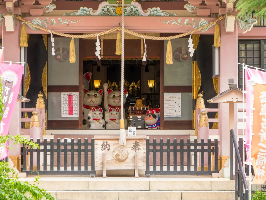 神社主殿前佇立兩隻巨大的男女招財貓像，象徵良緣成就