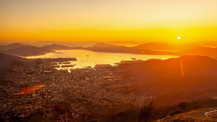 ▲吳市的灰峰標高737公尺，是欣賞日落及夜景的私房景點。