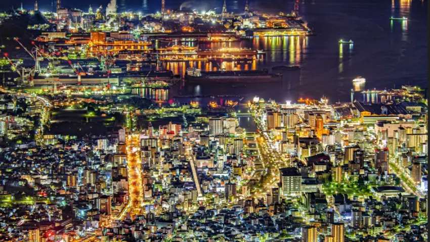 ▲宛如寶石般震攝人心的璀璨夜景，讓吳市的灰峰被選為「日本夜景遺產」。