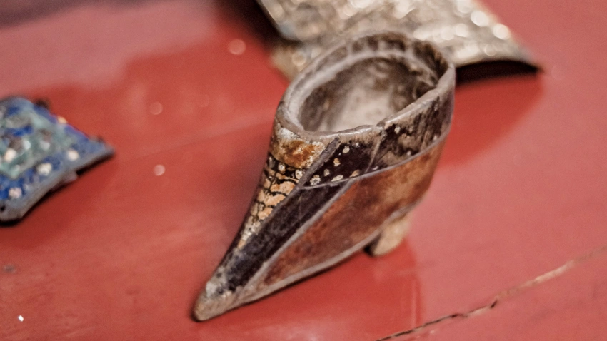 小腳酒杯背後的故事：過去曾有「妓鞋行酒」，即拿著裹小腳的鞋來倒酒喝。