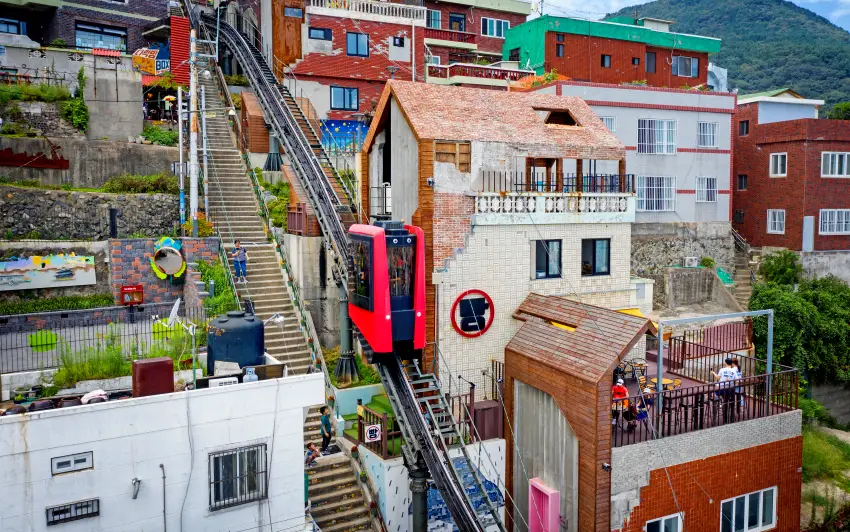 草梁故事街可搭乘168階梯單軌列車到山頂，俯瞰釜山港。