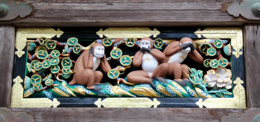 三猿便是木雕群中「遮眼、遮耳、遮口」的三隻猴子