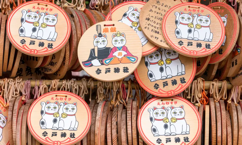 穿和服的招財貓繪馬為「成就繪馬」，代表願望已達成來還願。