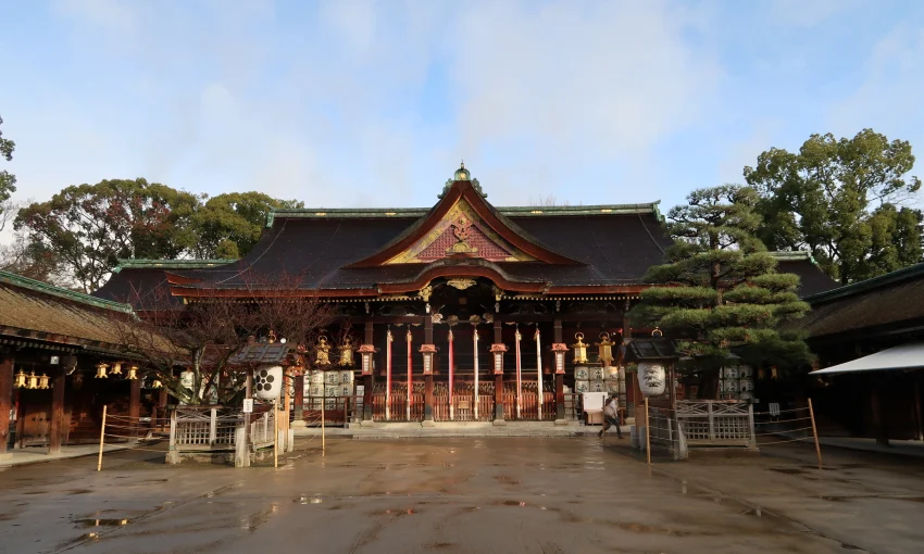 北野天滿宮社殿主要為1607年重建，連結本殿與拜殿的設計，擁有桃山時代的風格