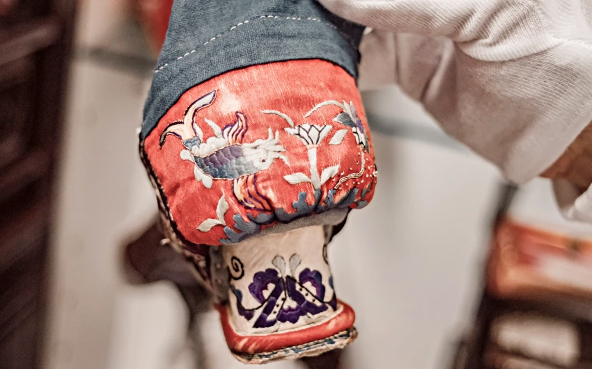 金蓮賞析(4) 鞋面刺繡：金魚與蓮花，象徵金蓮