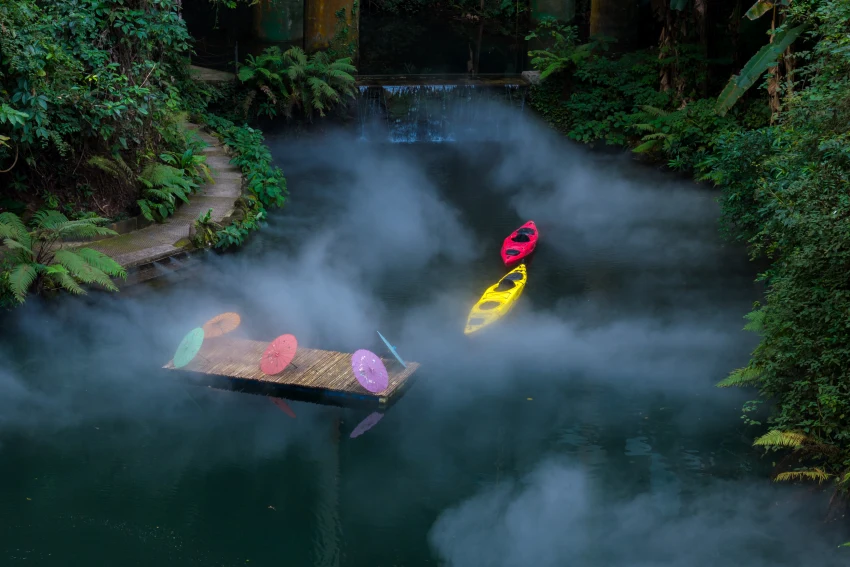 以聳入雲霄的望天樹群落聞名，望天樹景區雖然較偏遠，不過完整展示了熱帶雨林生態系統，不僅適合親子同遊，也是極限運動者的天堂