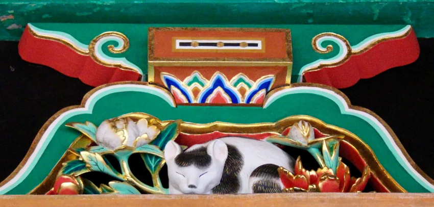 眠猫位於東回廊的潛門上方，被視為「和平時代」的重要象徵