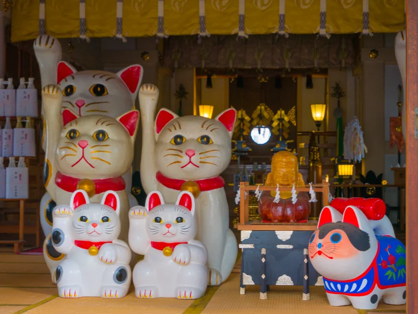 左邊有斑點的為男貓神、右邊為女貓神