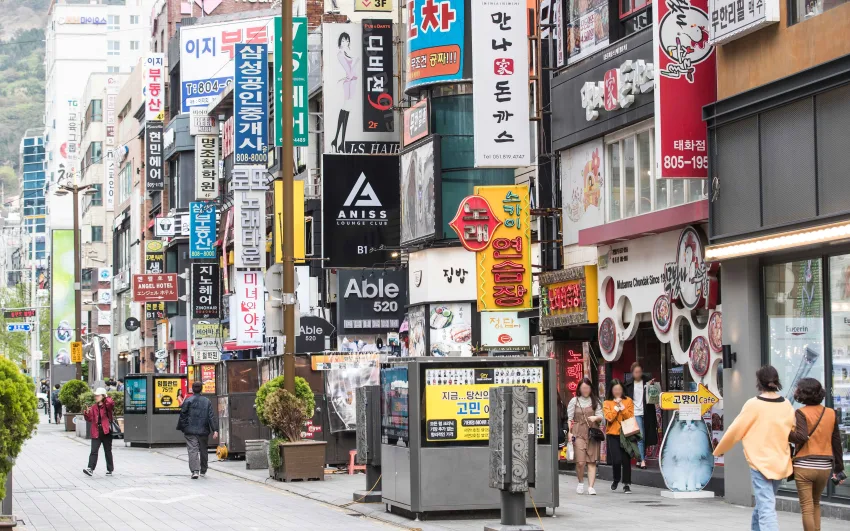 西面小吃街與時尚店鋪林立，是「釜山西門町」。