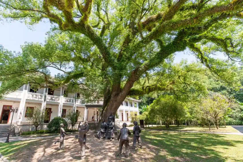 學校內廣場,蔣中正一家三口看兒童嬉戲之雕塑