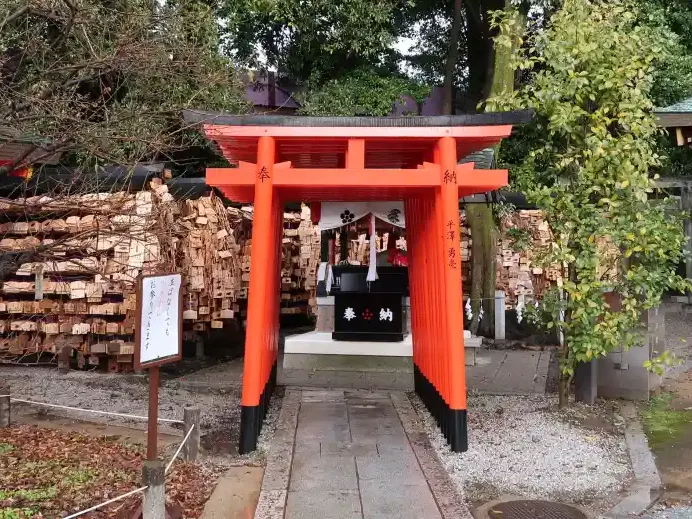 位於天滿宮西北角的「牛舍」擁有一排奉納的紅鳥居與滿滿的繪馬牆，據說牛舍內的御神牛特別靈驗