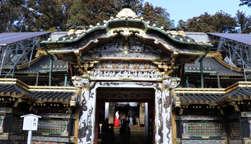 唐門以「胡粉」製成的純白基調，與周圍環境形成鮮明對比