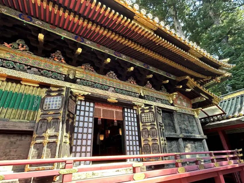 御本社採用名為權現造的建築樣式，其屋頂、柱樑與梁枋均覆以金箔與彩繪