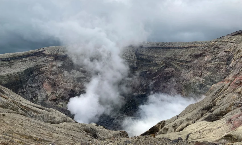 阿蘇火山中岳火山口不時噴出磺煙