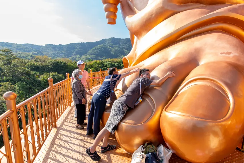 來到雪竇寺一定要登上大佛來「抱佛腳」