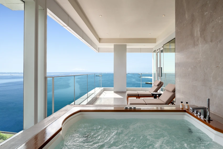 「Sky Tower」的Chairman’s Suite「首長套房」擁有超大尺度、含水療的戶外露台