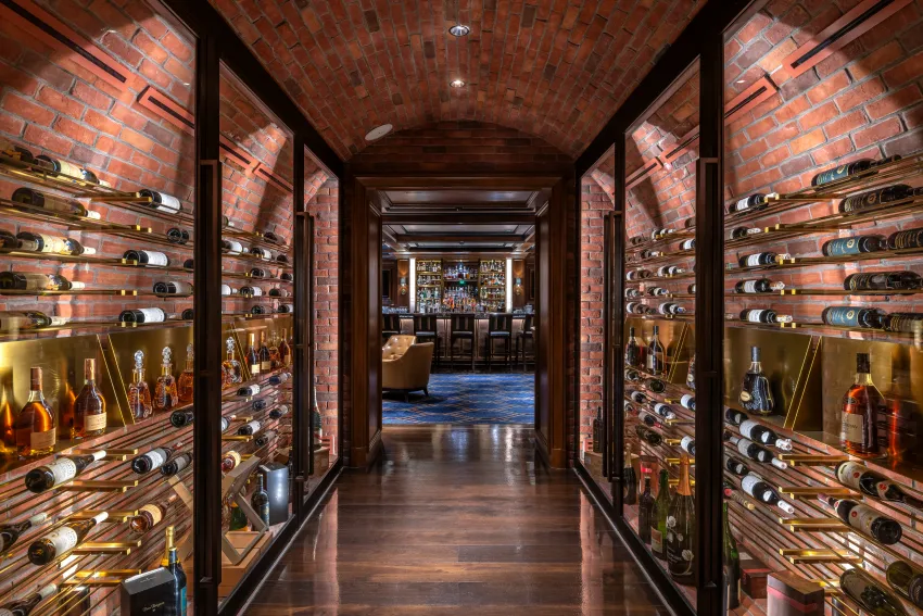 Solaire 的Baccarat Room Bar提供專業的調酒服務（未滿18歲禁止飲酒）