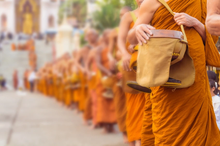 曼谷素坤逸安凡尼酒店邀請旅人於節慶期間體驗泰國傳統的「佈施僧侶」儀式，於清晨中感受城市的祥和氛圍與文化底蘊。