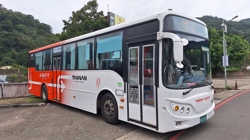 台灣好行（5805A）終點站位於南庄遊客中心前，車上以台灣黑熊為主要圖騰充滿旅遊感。