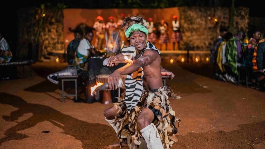 與世界自然奇觀僅咫尺之遙的維多利亞瀑布安凡尼度假酒店，於節慶期間呈獻結合音樂與舞蹈的「Boma」傳統部落晚宴，旅人可在火舞與鼓聲間體驗非洲大地的熱情律動。