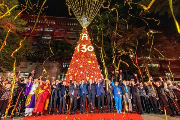 15米紅色聖誕樹點亮金蛇年 國北教大「130向前走」璀璨登場，歲末最浪漫星海盛典